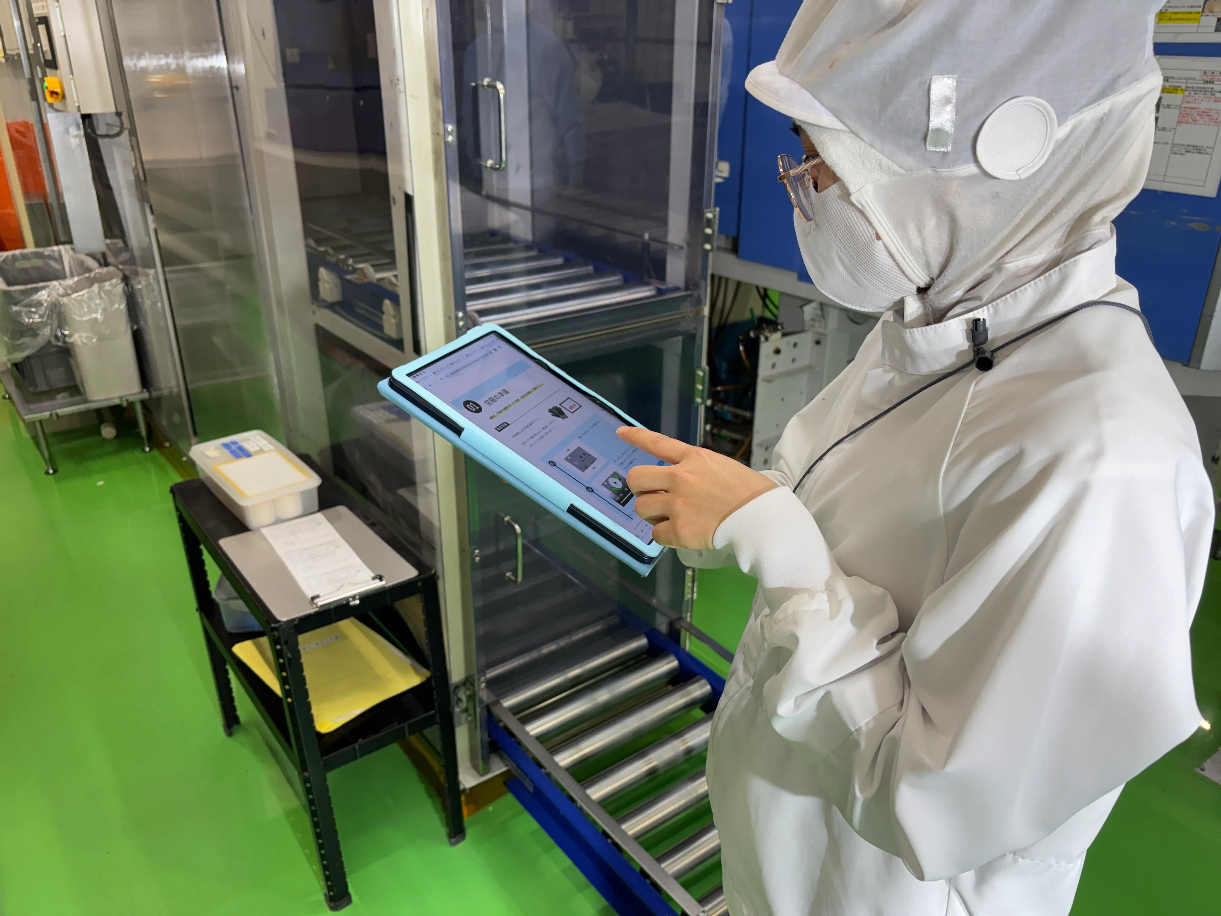作業者がタブレットでマニュアルを確認している様子